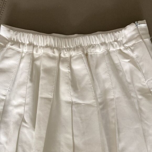 Sangtree Girls’ Pleated White Tennis Skirt with shorts. Size 14. - Picture 3 of 6